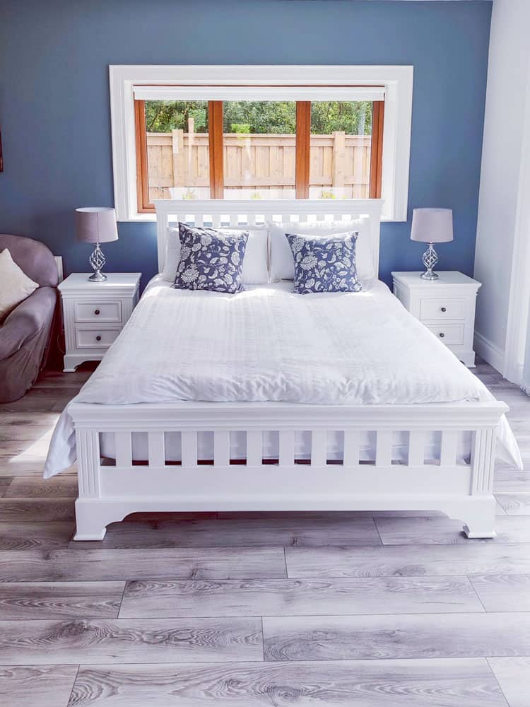 Disfruta de una espaciosa cama tamaño king con un lujoso colchón y sábanas suaves, perfectas para una estancia cómoda y relajante en el estudio.