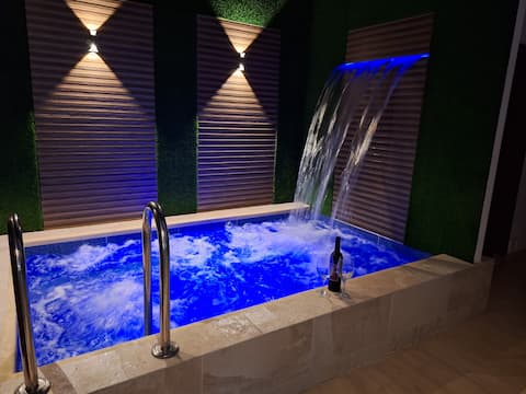 Modern space with Jacuzzi, beach and BBQ