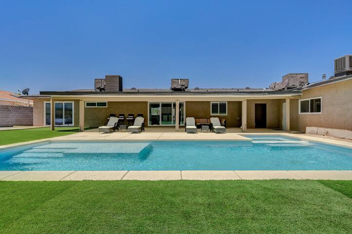 Private Paradise: Mins to Strip Convention Center gallery image 2