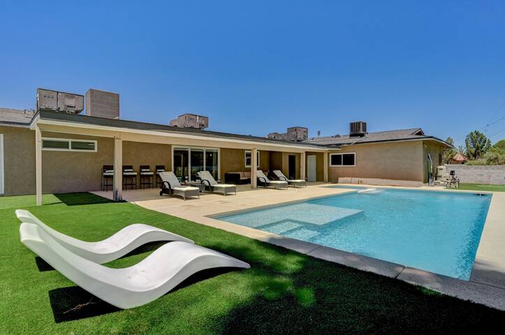 Private Paradise: Mins to Strip Convention Center gallery image 3