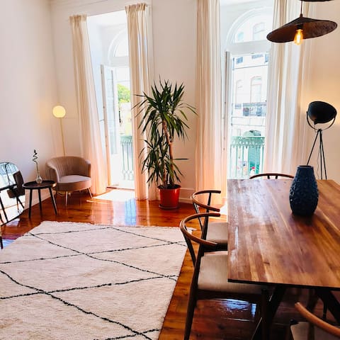 Huge 7 Bedroom Apartment. Jardim do Príncipe Real!