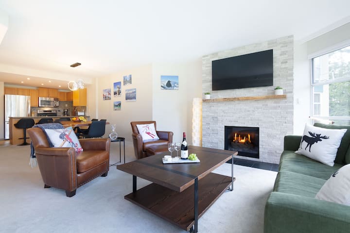 Slopeside Chic 2br/2ba Ski-in/out W/hot Tub & Pool - Whistler Blackcomb