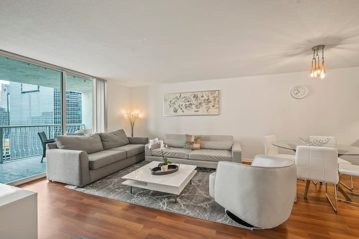 Skyline & Bay Glimpse | 1br Brickell Retreat - Miami