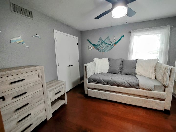 Esta divertida habitación incluye una cama nido de tamaño doble con un segundo colchón doble extraíble en la base. Una pequeña cómoda, mesita de noche, armario de dos puertas, espejo, silla de puf y estanterías incorporadas con libros para niños y juegos/juguetes para niños de todas las edades.