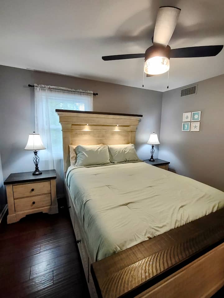 Cama queen posturpedic con dos almohadas posturpedic densas y dos almohadas ligeras y esponjosas. El marco de la cama incluye 2 luces táctiles para leer. Las mesitas de noche incluyen un puerto USB para cargar. Se coloca un protector contra sobretensiones a cada lado de la cama para que lo uses.