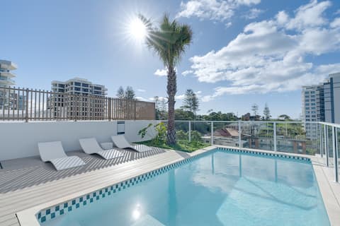 2BR Kirra Beach • Pool, Balcony, Gym • Walk to All
