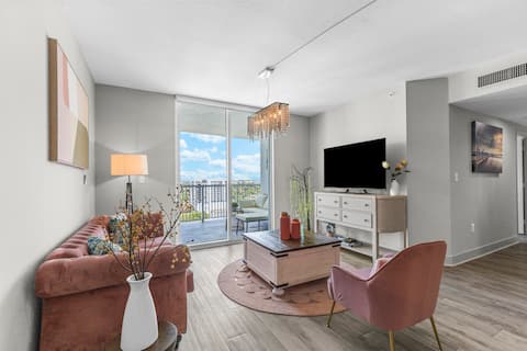 Top Airbnb: 2Bed/2Bath 12mins Walking To Jackson Mem Hospital in Civic Center