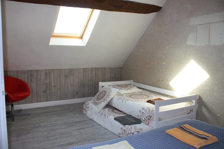 המיטה הנפתחת בחדר שינה 2