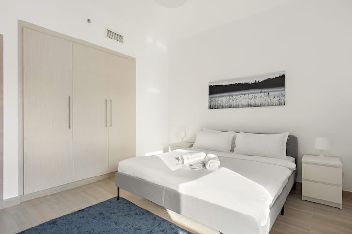 Спалня: светло пространство с елегантни мебели и спокойна гледка за спокоен сън!