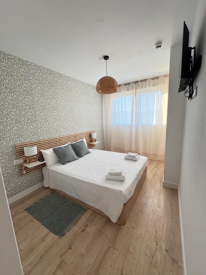 Hlavná spálňa v apartmáne s posteľou 150 x 190 a televízorom 