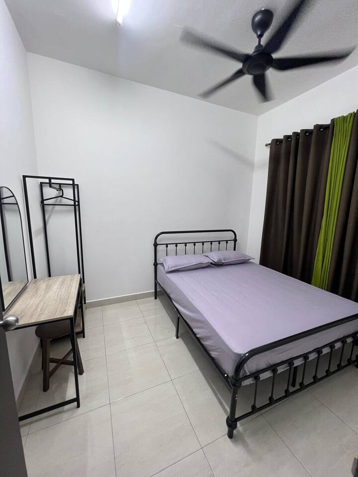 1 lit queen size, une coiffeuse avec un miroir et une penderie ouverte avec une tringle et un porte-vêtements