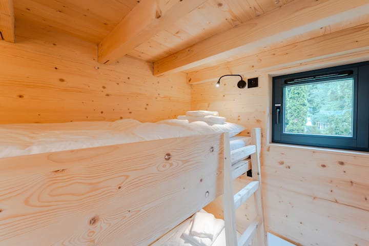 في الطابق الأرضي ستجد سريرين بطابقين 90 (يتم توفير الملاءات وسيتم تجهيز الأسرة لوصولك)