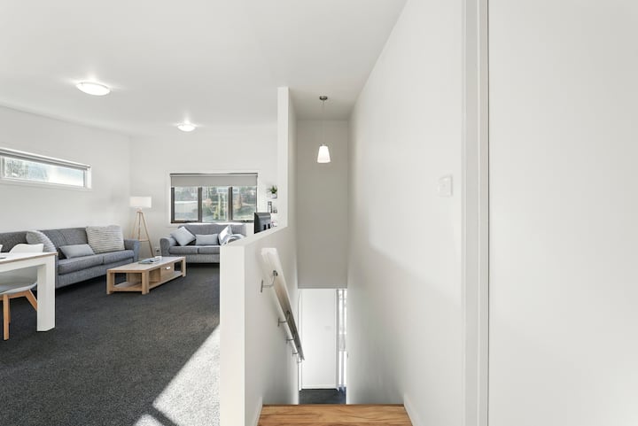 Spacious Home, Modern Kitchen With Parking - Tasmania