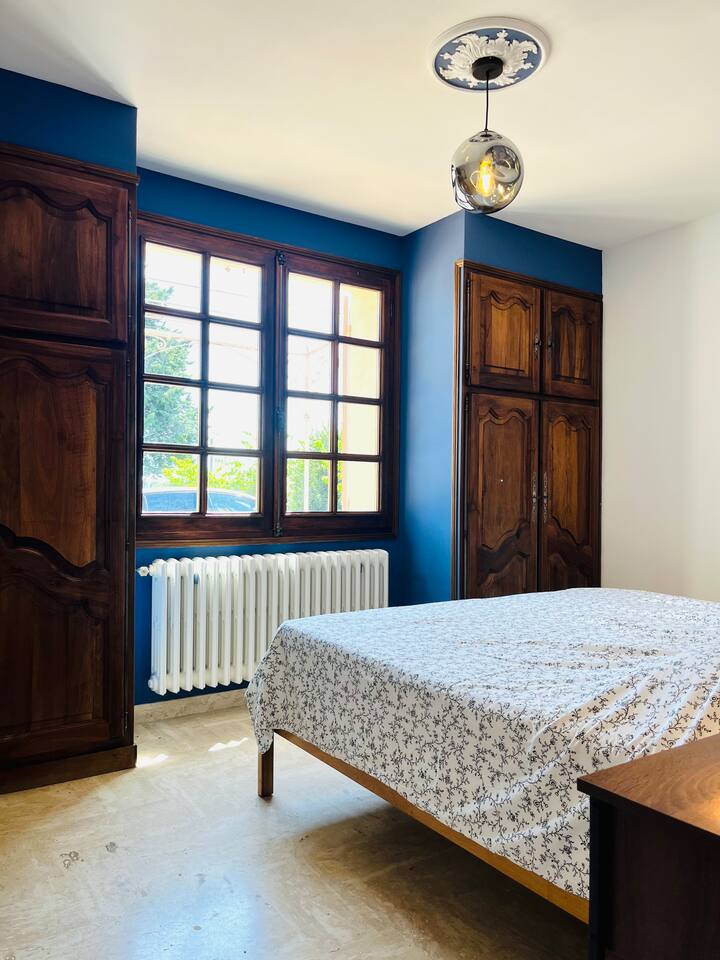 Chumba cha kulala cha Kusini: kitanda 180x200, mwonekano wa bustani kubwa, bwawa la kuogelea, mizeituni