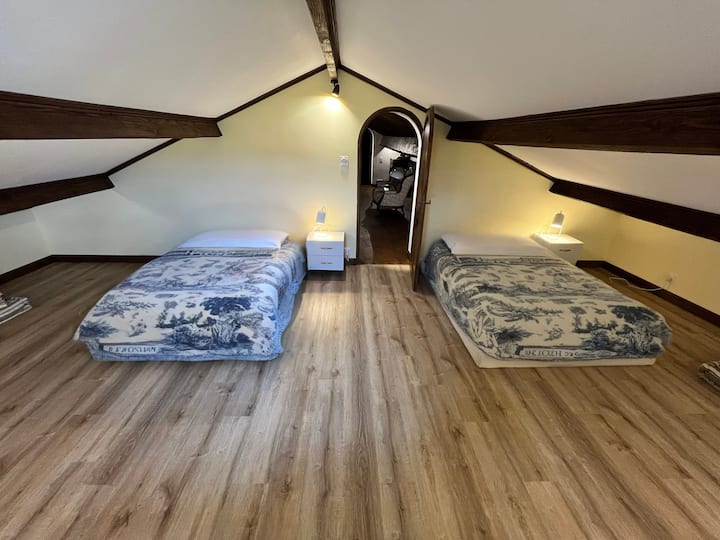 chumba cha kulala kiko kwenye mezzanine: vitanda 2 140x190