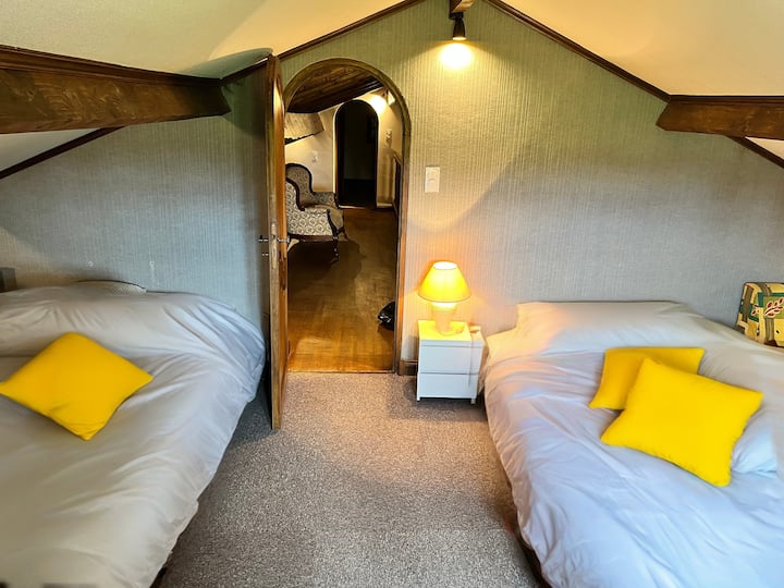 Chumba cha kulala cha mezzanine cha bluu: vitanda 2 140x200, televisheni, kisanduku cha midoli