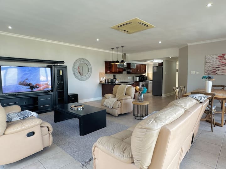 Modern Beach Retreat 6 Sleeper - Durban