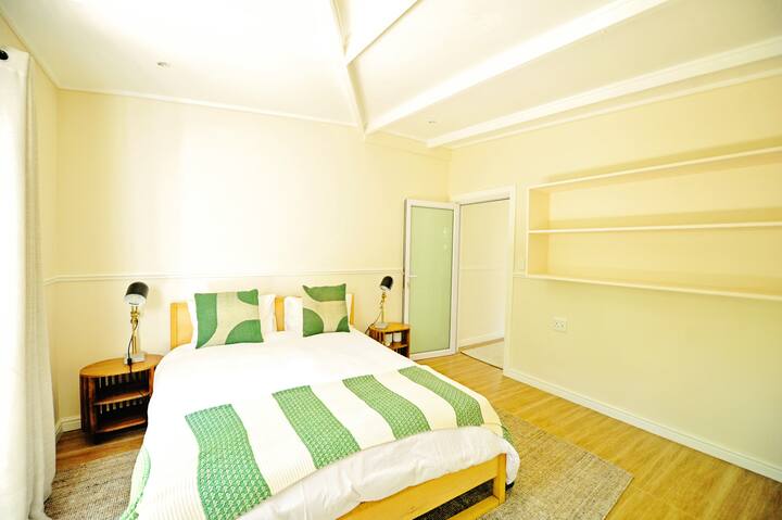 Táto spálňa je obklopená stromami, takže je to najchladnejšia a najpokojnejšia izba v dome – ideálna na neskoré rána 