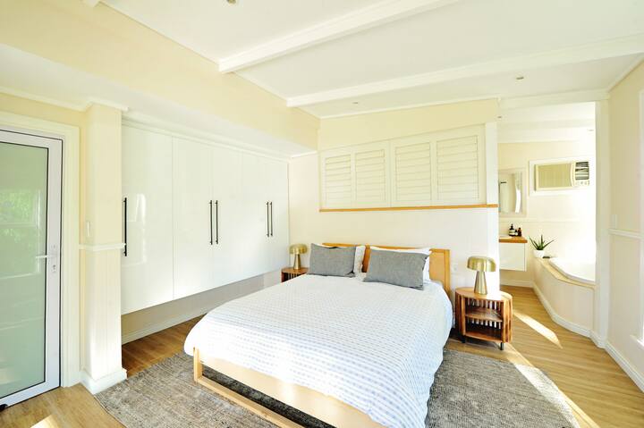 Hlavná spálňa má vlastnú sprchu, WC a vaňu a otvára sa na balkón s výnimočným výhľadom na rieku.