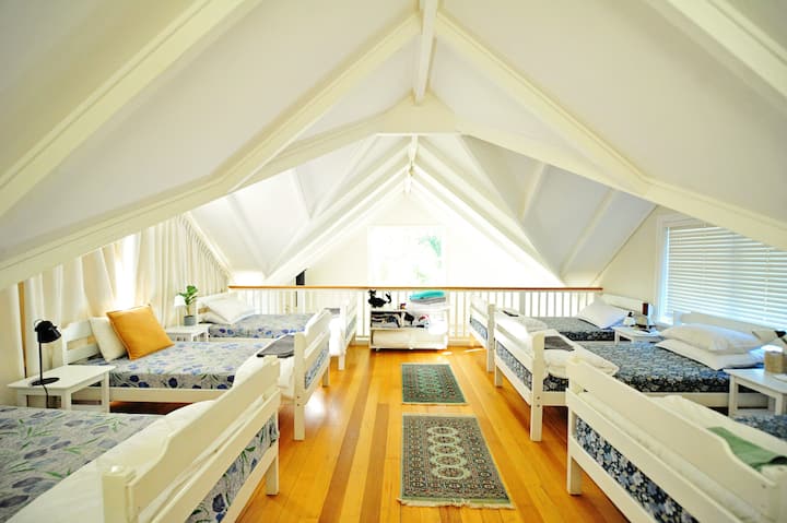 Loftová spálňa je ideálna pre deti a má sedem jednolôžok spolu s hračkami, televízorom a hrami