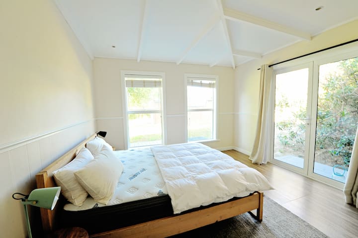 Podobne ako spálňa 3, ale táto izba je orientovaná na severozápad, takže je v nej krásne neskoré popoludňajšie slnečné svetlo