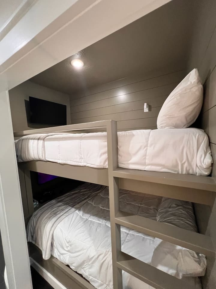 هذا هو الرصيف الغربي. تقع على الجانب الأيمن من الرواق الرئيسي وتتكون من سريرين بحجم كوين. الحمام الكامل (#4) عبر الردهة، ومشترك مع الرصيف الشرقي. يحتوي كل سرير على تلفزيون ذكي خاص به.