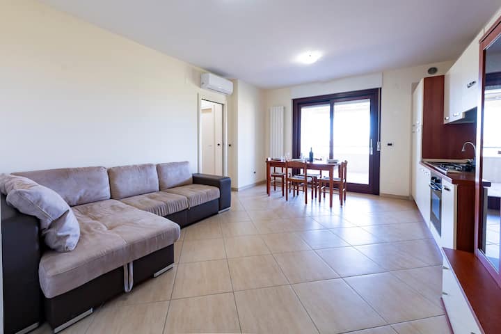 Guesthost - Bright Apartment With Terrace - Montesilvano