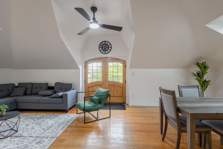 Modern 2br Flat | Balcony | 1 King + 2 Full Beds - London
