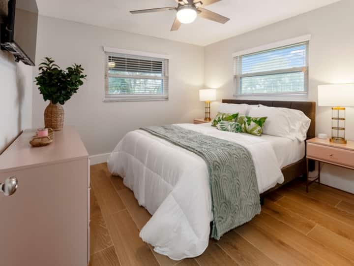 Soba Pink Palm ima bračni krevet, meke ružičaste detalje i prirodno svjetlo koje stvara ugodan osjećaj. Ugrađeni uređaj za reprodukciju zvukova pomoći će vam da se opustite i zaspete, a ovaj udobni smještaj omiljeno je mjesto gostiju koji žele mirno spavati i uživati u sunčanim jutrima.