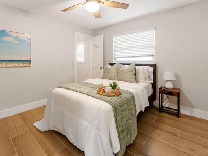 Ova soba je svijetla i prozračna, ima veliki krevet i dijeli kupaonicu s susjednom sobom. Idealno za prijatelje ili obitelj, ovo je ugodan smještaj koji pruža ravnotežu između privatnosti i zajedništva.