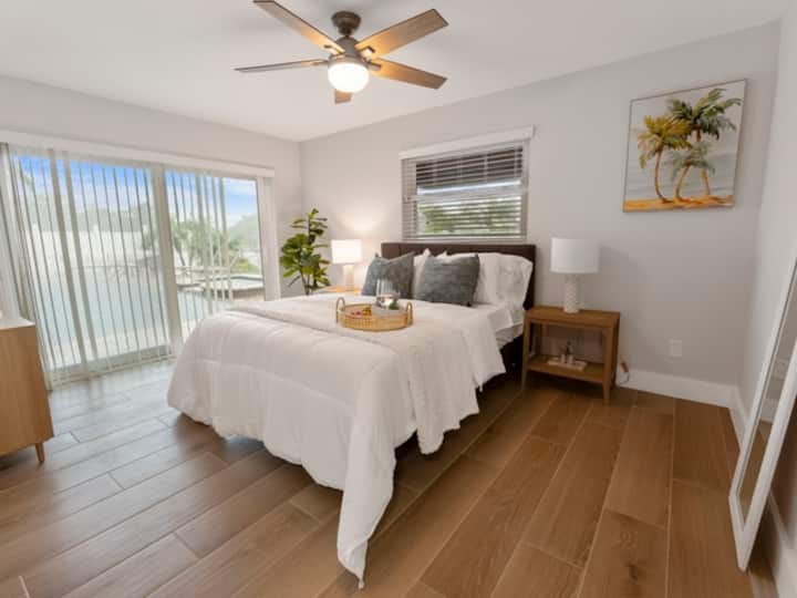 Probudite se uz pogled na bazen i vodu u ovom mirnom drugom primarnom apartmanu. Uz udoban bračni krevet, izravan pristup terasi i puno prirodnog svjetla, ovo je mirno utočište savršeno za parove, rano ustane ili za podnevne drijemane na suncu.