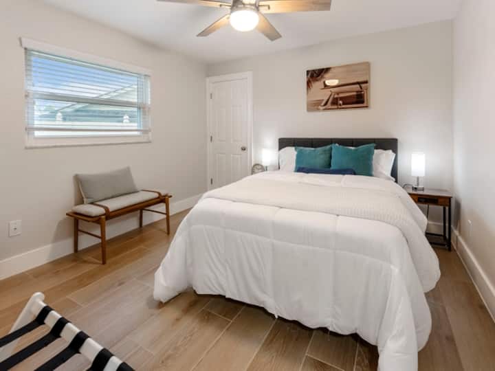 Ova udobna soba ima veliki krevet i zajednički pristup kupaonici koja se nalazi između dviju soba, što je idealno za braću i sestre, prijatelje ili tinejdžere. Jednostavan i elegantan, s lakim prolazom između prostorija, idealan je za one koji ne žele dijeliti prostor s drugima, ali ipak žele imati svoj prostor.