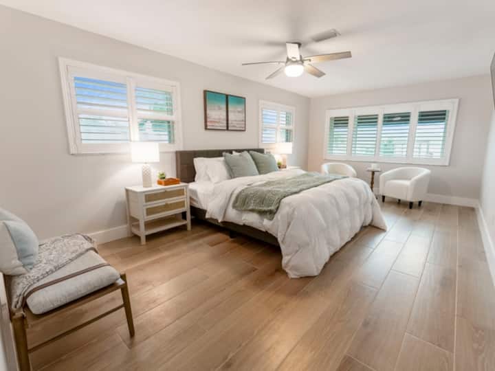 Probudite se uz pogled na vodu u prostranom glavnom apartmanu s velikim bračnim krevetom, udobnim prostorom za sjedenje za jutarnju kavu i susjednom kupaonicom. Uz prirodno svjetlo i miran ambijent, ovo je vaše privatno utočište za odmor i punjenje baterija.