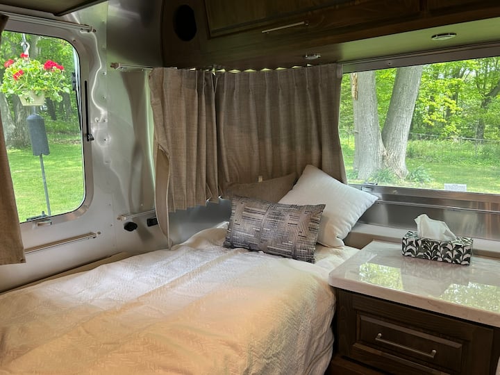 Iz spavaćih soba pruža se pogled na šumu koja je prepoznatljiva po tome što je pretežno prekrivena šumom američkih bora.  Nemojte se iznenaditi ako ujutro u dvorištu vidite jelene. 