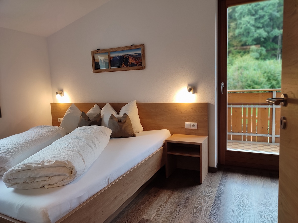 Спална соба со брачен кревет (широк 150-179