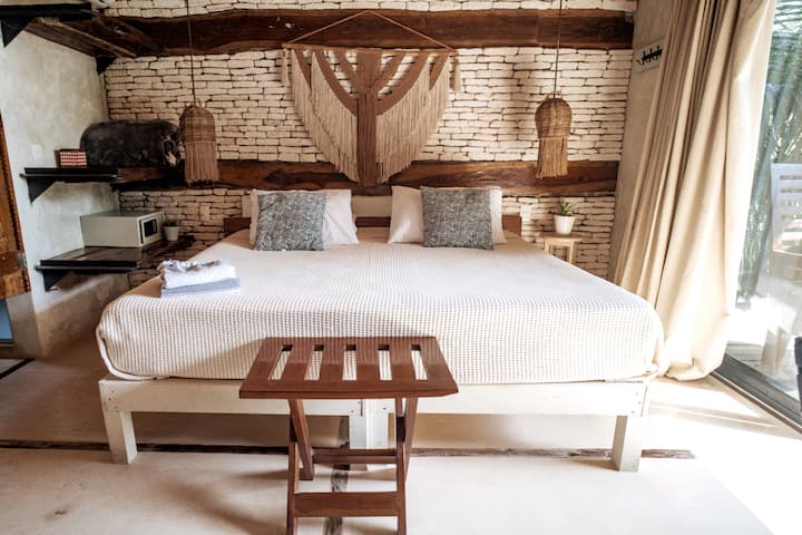 Boho Chic Jungle Escape: להירגע במיטת קינג סייז מפוארת עם 100% סדינים מכותנה, ליהנות מנופי הג'ונגל של Serene ולהטביע את עצמכם באווירה האותנטית של Airbnb המדהים הזה; ממש מעבר לחופים היפים ביותר.
