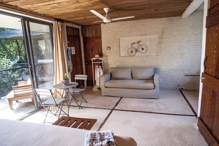 Digital Nomad's Oasis: חלל ידידותי לעבודה, שתי דקות לחוף הים - מיטת קינג סייז, מטבחון, מרפסת עם נוף לג'ונגל וספה נעימה בטולום ביץ'