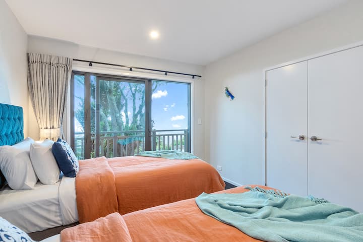 U svakoj prostoriji ima dovoljno prostora za pohranu s dvostrukim ormarima.