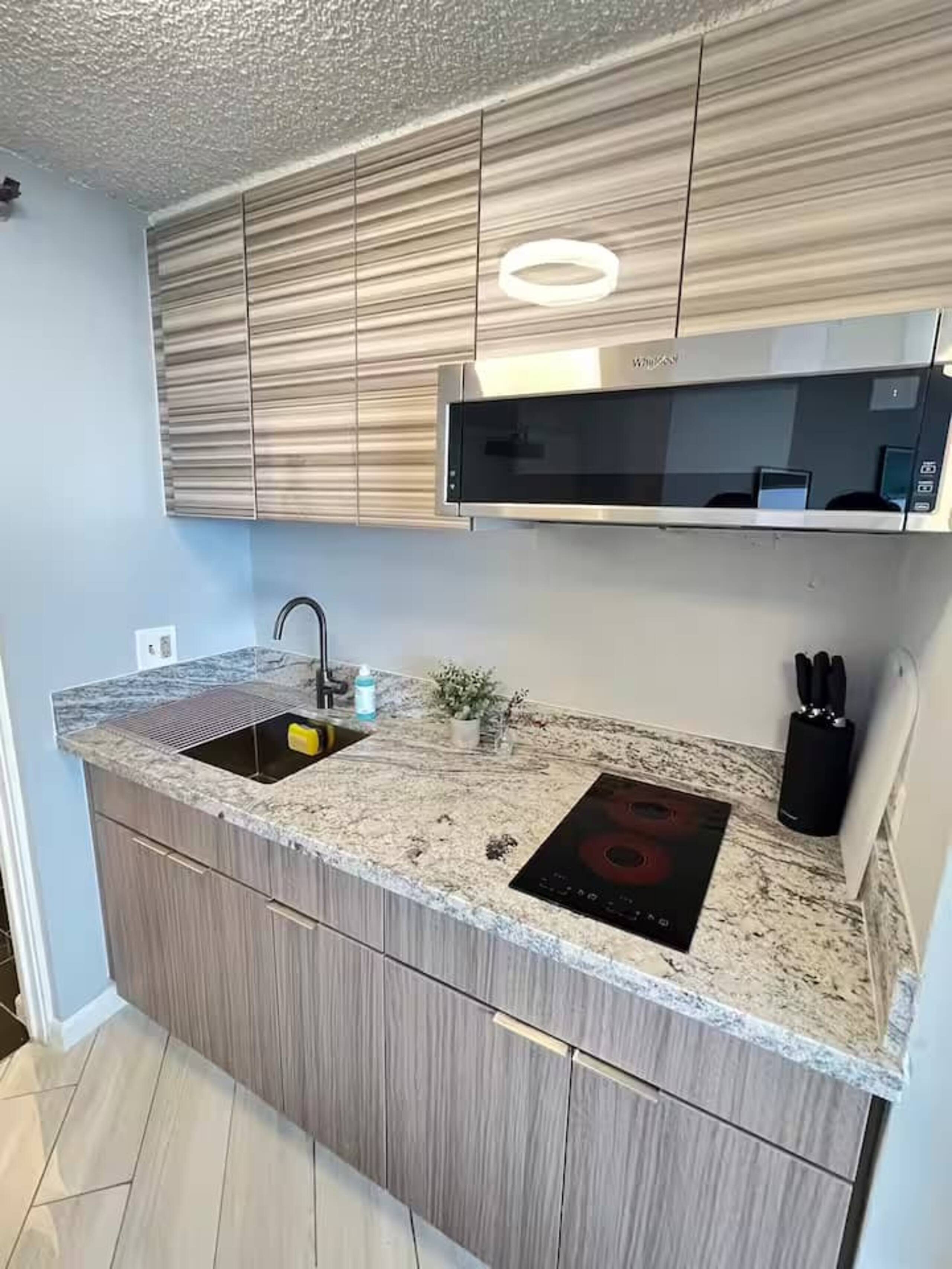 Condo in Honolulu · ★5.0 · 1 bedroom · 2 beds · 1 private bath - Image 2