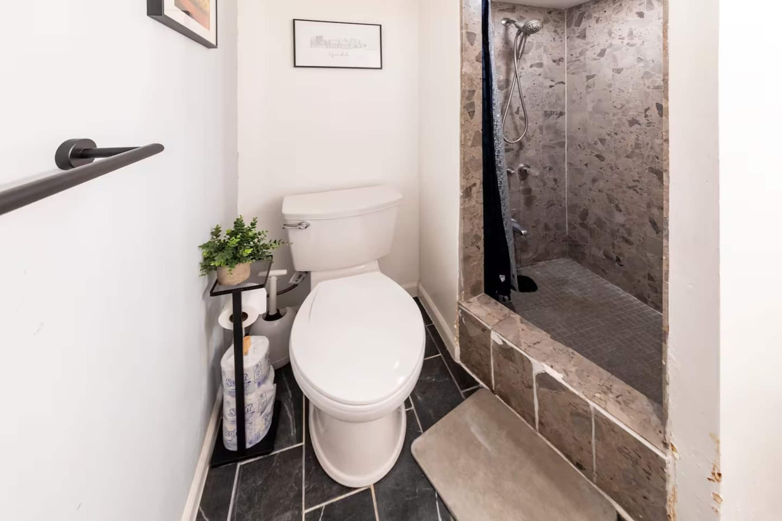 Condo in Honolulu · ★5.0 · 1 bedroom · 2 beds · 1 private bath - Image 22