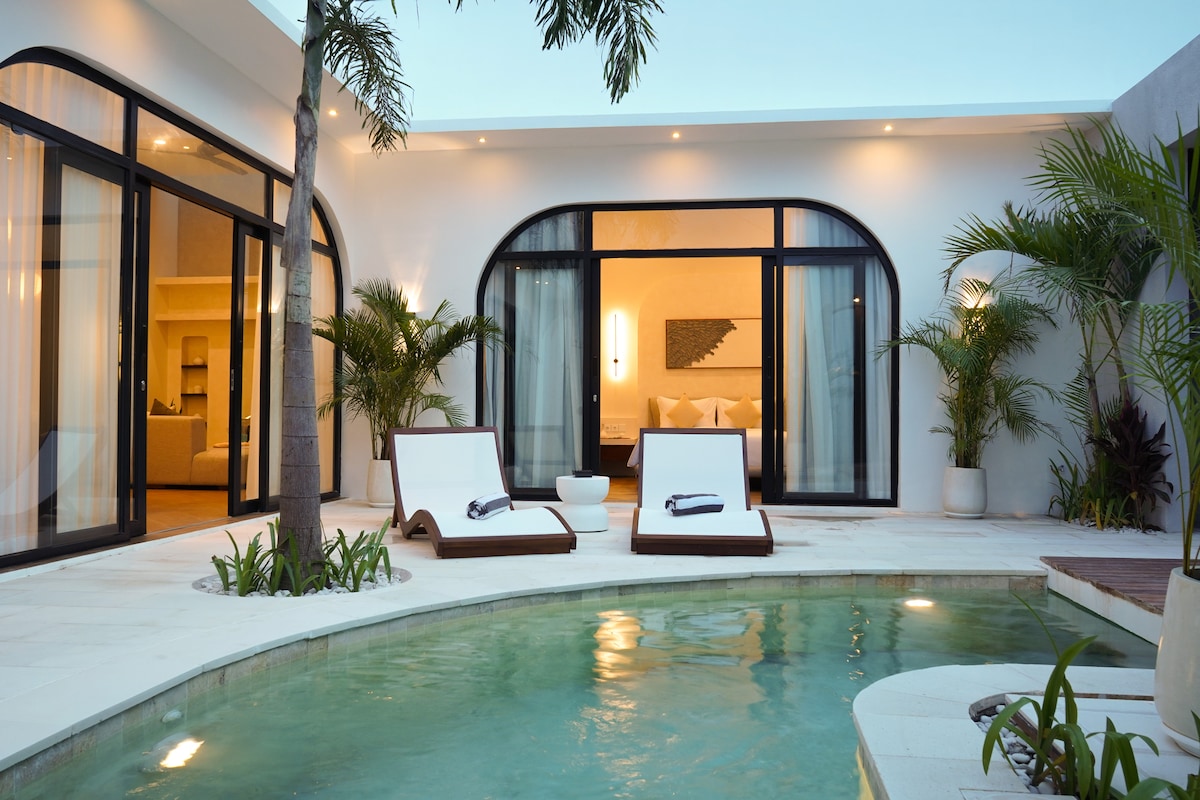 Home in South Kuta · 4 bedrooms · 4 beds · 5 baths, Airbnb сравним