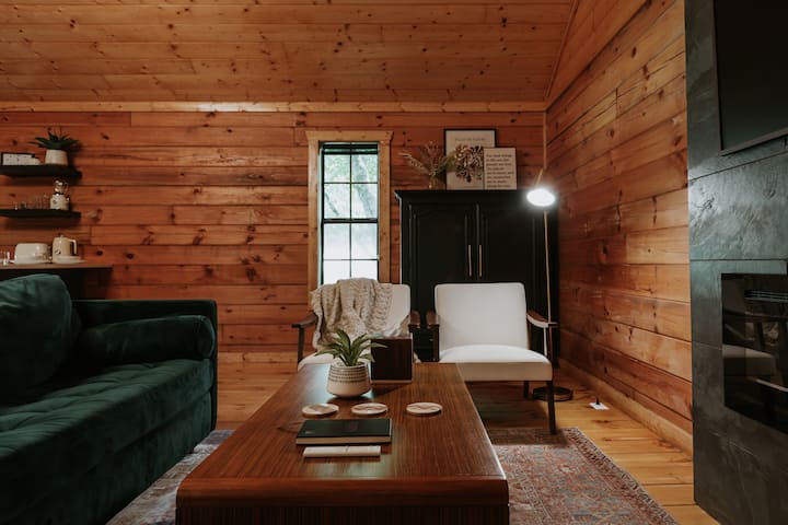 Hot Tub Cabin | 2 Br I 2 Ba I Dollywood - Sevierville, TN