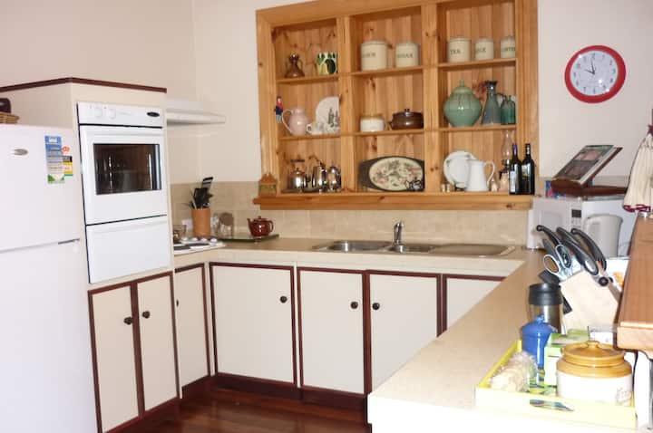 Busseltonia, A Vintage Home With Pretty Gardens - Busselton