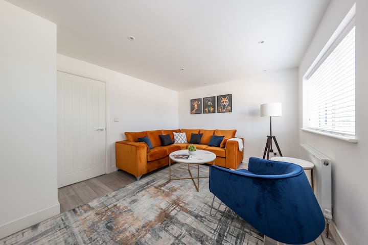 Perfect For Groups. Sleeps 8, 6 Beds. Free Parking - Luton
