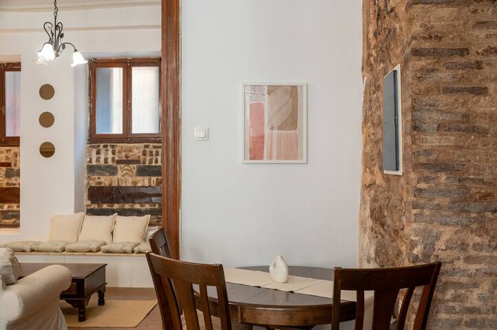 Beautiful Athenian 120m² spacious 4-bedroom Apt gallery image 3