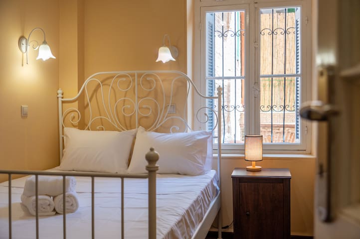 Beautiful Athenian 120m² spacious 4-bedroom Apt gallery image 2