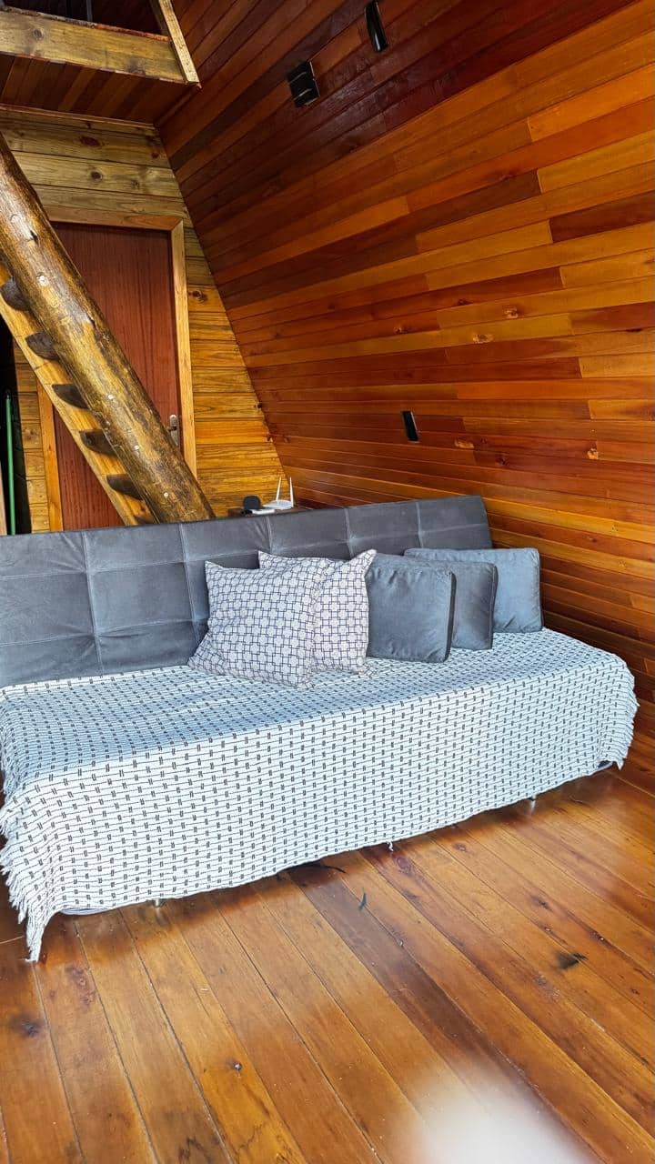 Soba s kaminom i romantičnim ambijentom  