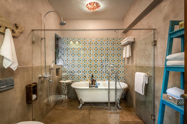 Full bathroom 2 image 1