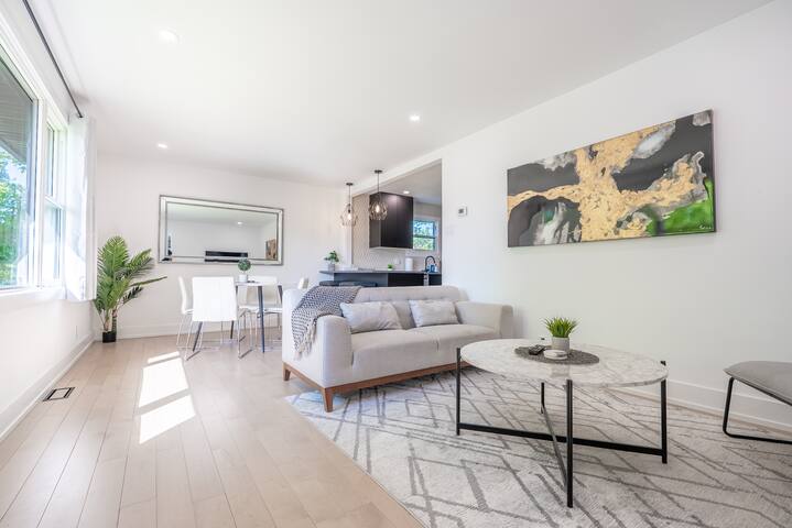 5BR Home in Nepean Ottawa gallery image 2