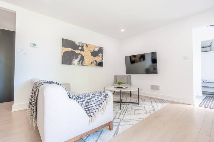 5BR Home in Nepean Ottawa gallery image 3